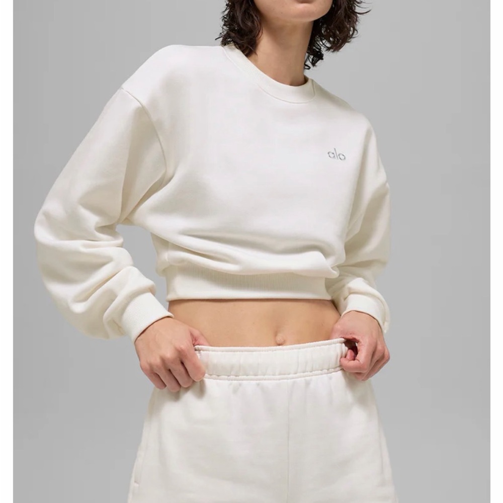 Alo Cropped Accolade Crewneck in Ivory Size medium